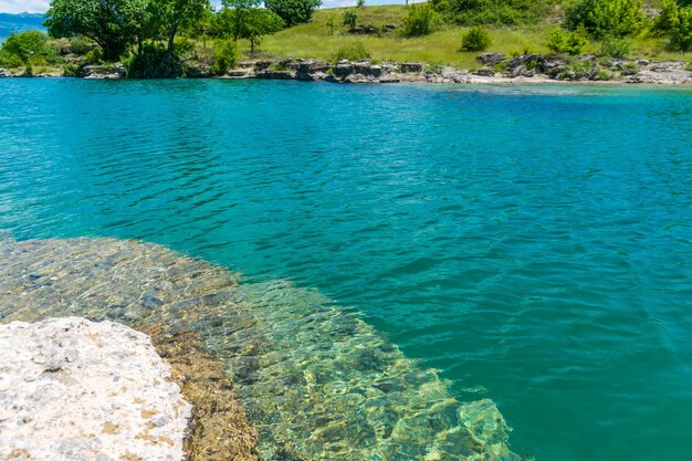 Ujście malowniczej i szybkiej rzeki Tsievna Niagara Falls Czarnogóra Podgorica