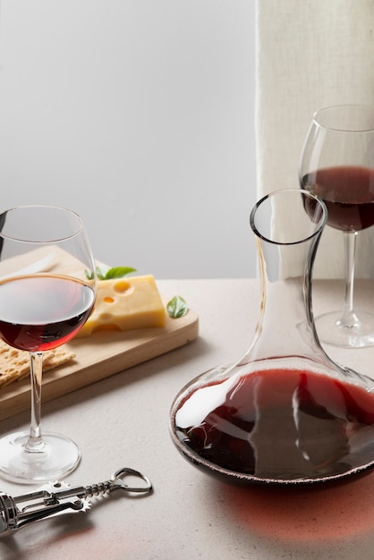 Zdjęcie układ kieliszków do wina i karafki