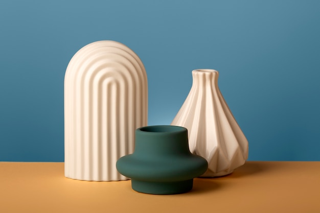 Zdjęcie układ nowoczesnych wazonów o różnych kształtach