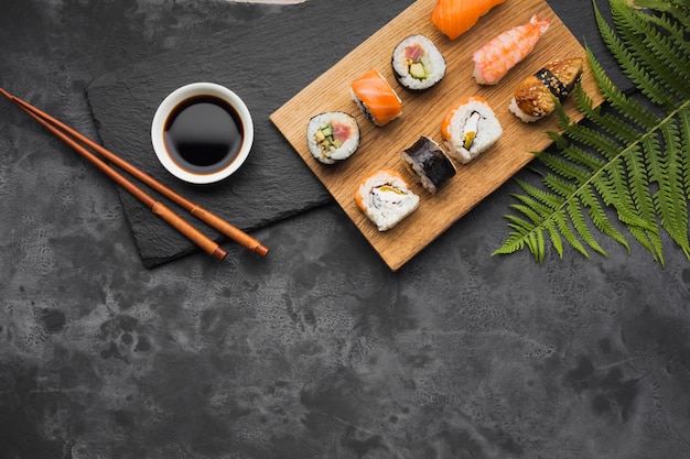 Zdjęcie układ sushi z widokiem z góry