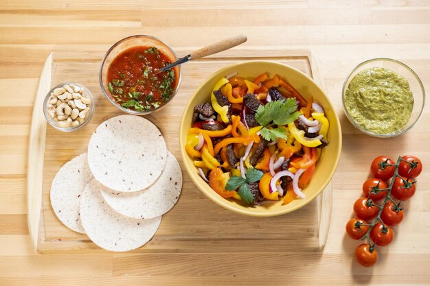 Układ świeżego domowego sosu pomidorowego z gulaszu warzywnego i innych składników do taco