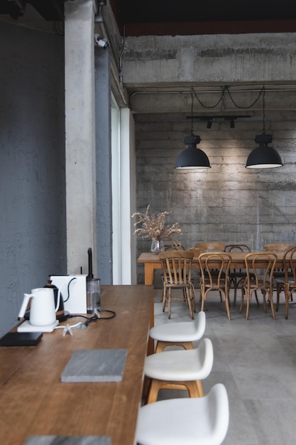 Układ w stylu loftu w ciemnych kolorach otwarta przestrzeń widok wnętrza różnej kawy Witamy w otwartej kawiarni w tle
