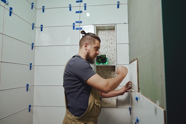 Układanie glazurników układanie płytek ceramicznych na ścianie w łazience