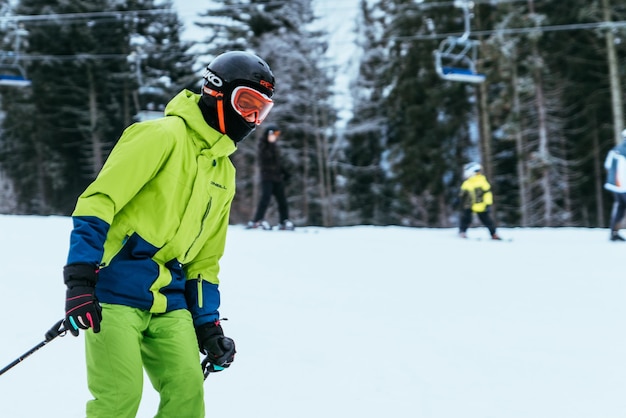 Ukraina, Bukovel - 17 grudnia 2017: ludzie na nartach i snowboardzie w Karpatach zimą