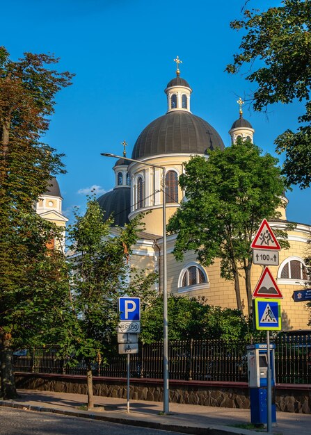 Ukraina Czerniowiecka 11072021 Katedra Ducha świętego Na Ukrainie Czerniowieckiej W Słoneczny Letni Dzień