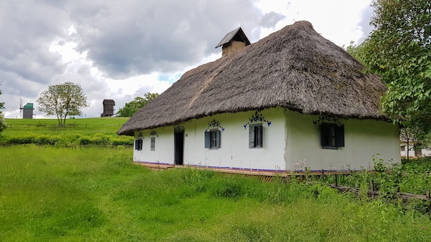 Ukraina, Kijów - 11 Czerwca 2020 R. Stary Dom Chłopów W Muzeum Pirogovo. Narodowe Muzeum Budownictwa Ludowego I życia Codziennego Tradycyjnych Domów Ludowych Różnych Regionów Ukrainy.