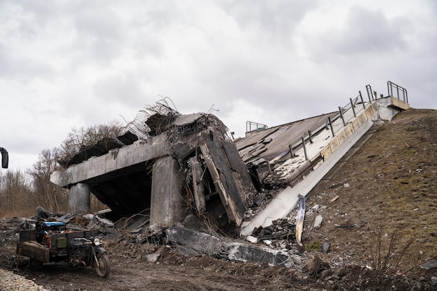 Ukraina Kijów region opuszczony mosty kolejowe inwazja rosyjskich okupantów