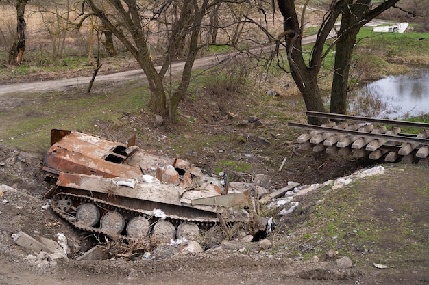 Ukraina Kijów region zepsuty bojowy wóz piechoty armii rosyjskiej zbliżenie