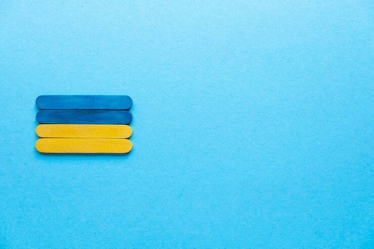 Zdjęcie ukraina. kolorowe patyczki w kolorze flagi ukrainy