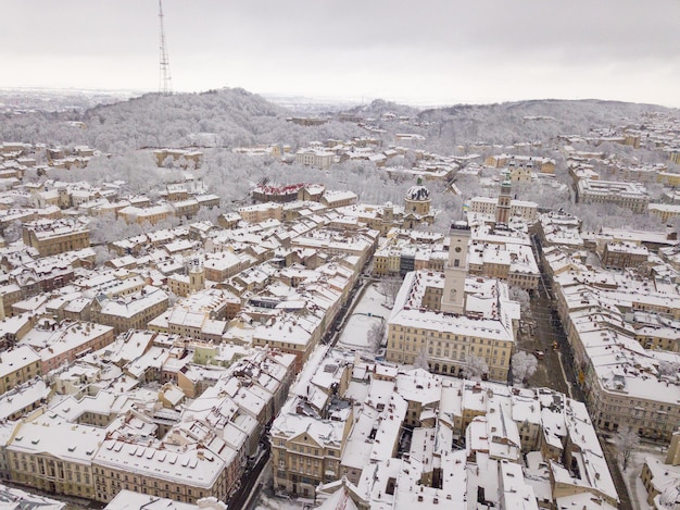 Ukraina Lwów centrum miasta stara architektura zdjęcie drona widok z lotu ptaka zimą
