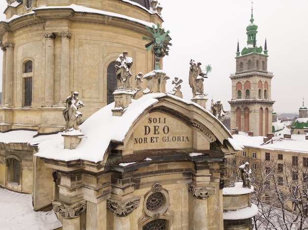 Ukraina Lwów centrum miasta stara architektura zdjęcie drona widok z lotu ptaka zimą