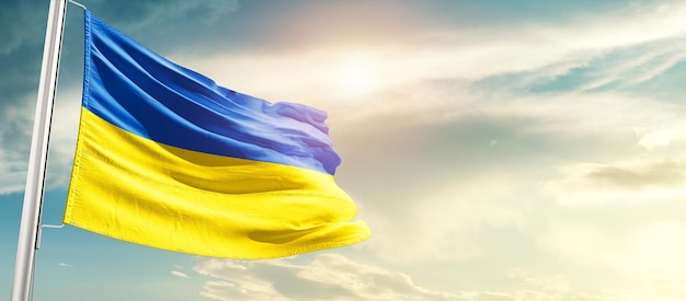 Ukraina macha flagą na pięknym niebie.