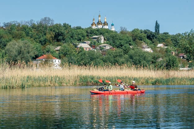 Ukraina miasto Romny 22 maja 2021 Grupa szczęśliwych ludzi płynie kajakiem po rzece Koncepcja Światowego Dnia Turystyki Aktywny styl życia