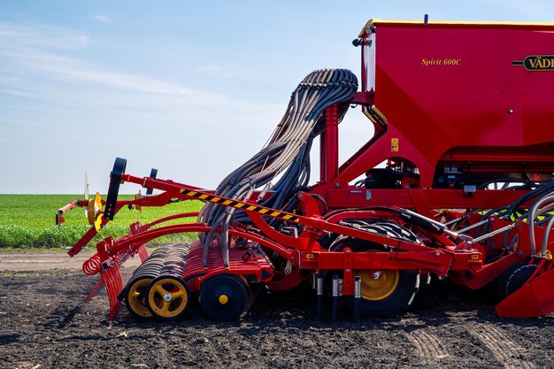 Ukraina Obszar Kijowski 12042021 Traktor orze pole orane zbior ziemi 2023xA