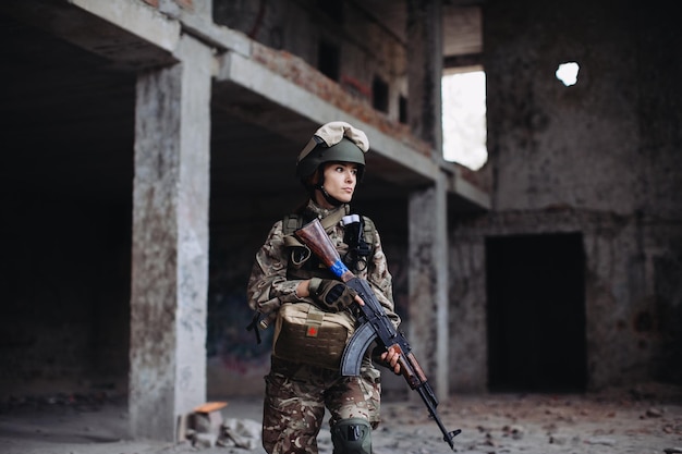 Ukrainka Żołnierz z bronią w ręku w zniszczonym budynku Wojna między Ukrainą a Rosją