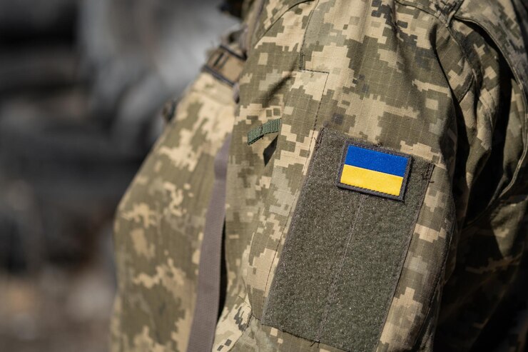 Zdjęcie ukraińska flaga na mundurze wojskowym żołnierz siły zbrojne ukrainy obrona terytorialna