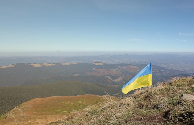 Ukraińska flaga na szczycie góry Hoverla na Ukrainie