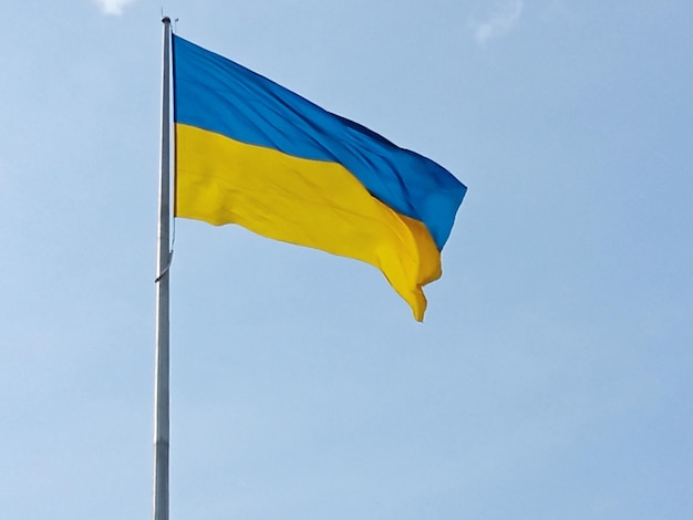 Ukraińska flaga narodowa symbol powiewa na błękitnym niebie Duża żółtoniebieska ukraińska flaga państwowa