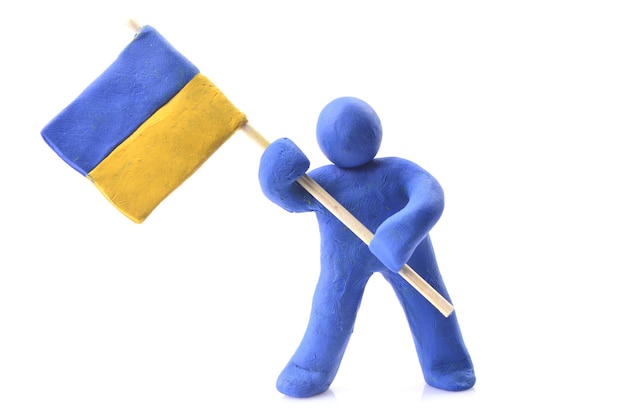 Ukraińska Flaga Trzymana Przez Lalkę Z Niebieskiej Gliny Na Białym Tle