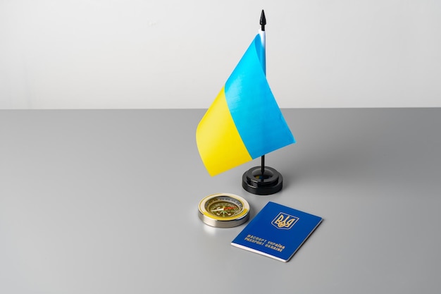Ukraińska flaga ukraiński paszport i kompas na szarym stole