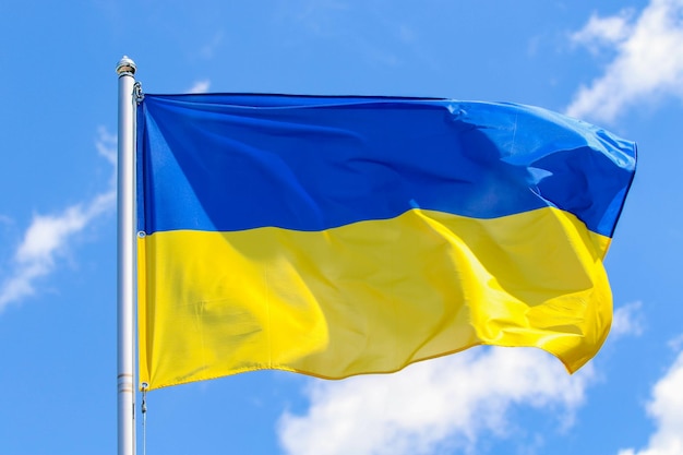 Ukraińska flaga w Kijowie na niebieskim niebie