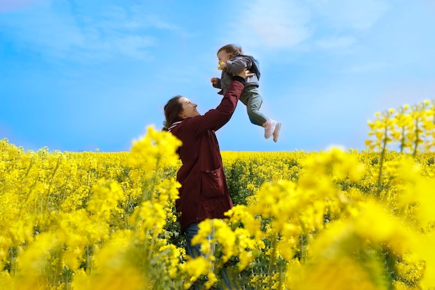 Ukraińska mama i jej dziecko w żółtej i niebieskiej sceneriiKoncepcja flagi Ukrainy