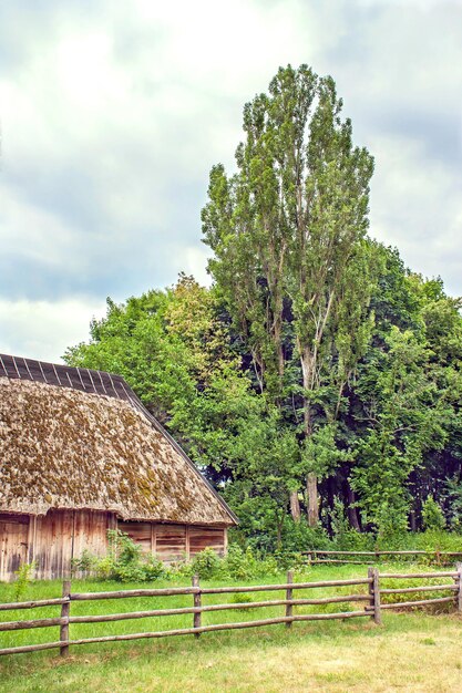 Ukraińska stodoła drewniana Kryta strzechą zamknięta