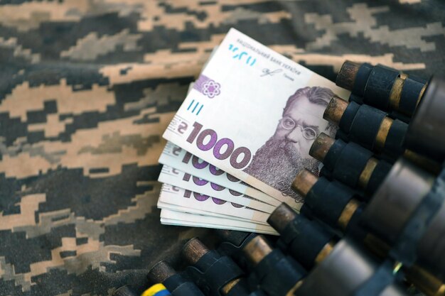 Ukraiński armia karabin maszynowy pas pociski i gromada hrywni rachunków na wojskowe mundury płatności do