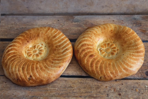 Ukraiński chleb na drewnianym tle Narodowe jedzenie w Uzbekistanie