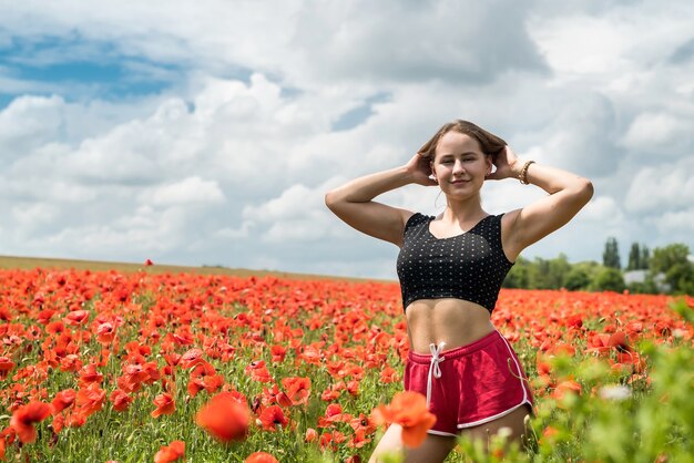 Ukraiński ładna dziewczyna korzystających z kwiatów na wsi. Czas letni