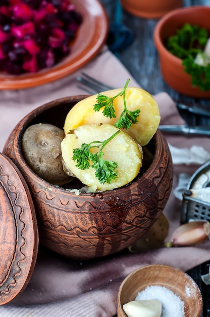 Zdjęcie ukraińskie danie narodowe to pieczone ziemniaki