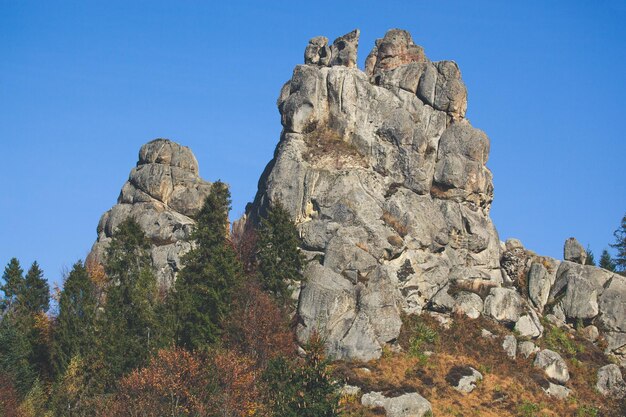 Ukraińskie Karpaty w jesiennej kamiennej skale