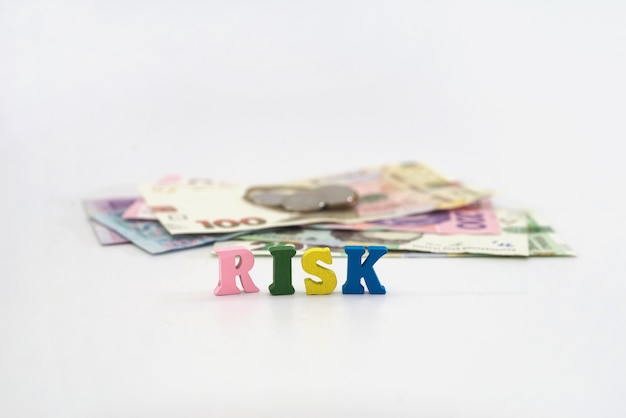 Ukraińskie Pieniądze, Słowo „ryzyko” Wykonane Z Kolorowych Liter Na Białym Tle. Pojęcie Kryzysu Gospodarczego, Ryzyko Biznesowe.