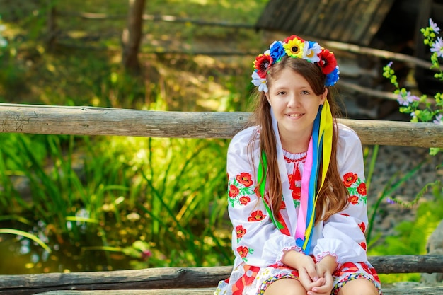 Ukraińskie tradycyjne wieńce na tle liści