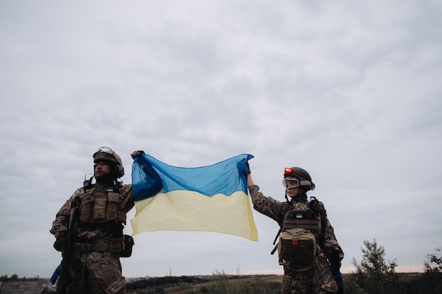 Ukraińskie wojsko trzyma flagę Ukrainy Wojna między Ukrainą a Rosją