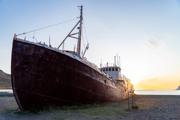 Ukryty Statek Wielorybniczy, Który Rozbił Się Na Plaży Do Latrabjarg Podczas Zachodu Słońca.