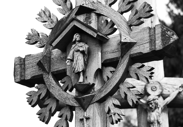 Ukrzyżowanie Chrystusa i duża liczba krzyży na Górze Krzyży. Góra Krzyży jest unikalnym zabytkiem historii i religijnej sztuki ludowej w Szawlach na Litwie.