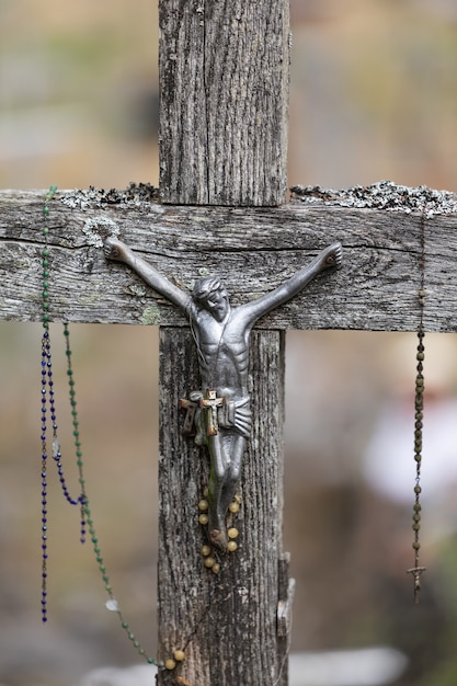 Zdjęcie ukrzyżowanie chrystusa i duża liczba krzyży na górze krzyży. góra krzyży jest unikalnym zabytkiem historii i religijnej sztuki ludowej w szawlach na litwie.