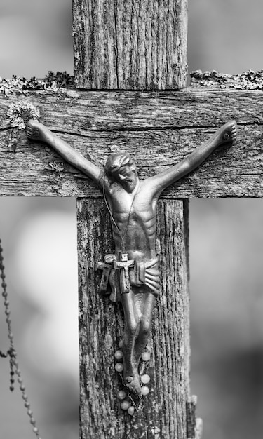 Zdjęcie ukrzyżowanie chrystusa i duża liczba krzyży na górze krzyży. góra krzyży jest unikalnym zabytkiem historii i religijnej sztuki ludowej w szawlach na litwie.