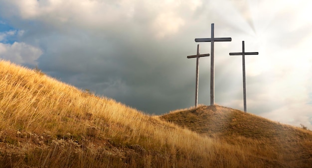 Zdjęcie ukrzyżowanie jezusa chrystusa o wschodzie słońca trzy krzyże na wzgórzu