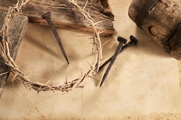 Zdjęcie ukrzyżowanie krzyża jezusa chrystusa z trzema gwoździami i koroną cierniową na ziemi