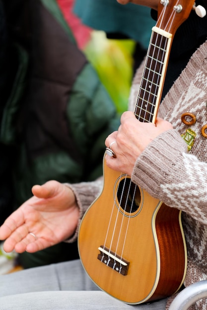 ukulele w rękach kobiety słoneczny dzień