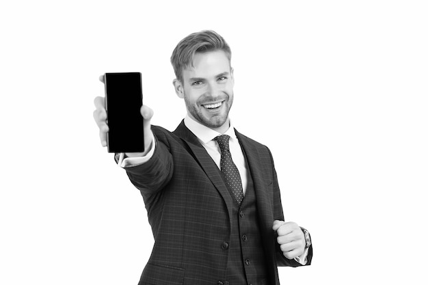Ułatwienie komunikacji Szczęśliwy reżyser pokazuje smartfon na białym tle Nowoczesne urządzenie mobilne Dostęp do Internetu 3G 4G Nowa technologia Wideokonferencje Wideorozmowa Nowoczesny styl życia