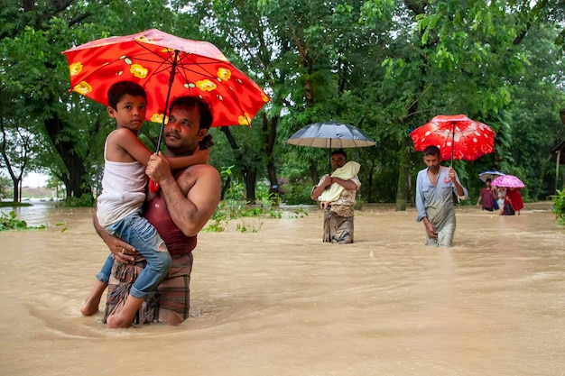 Ulewne Deszcze Spowodowały Powodzie W Południowym Chittagong W Bangladeszu