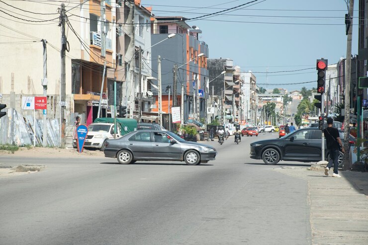 Ulica Abidjan z samochodami i ruchem