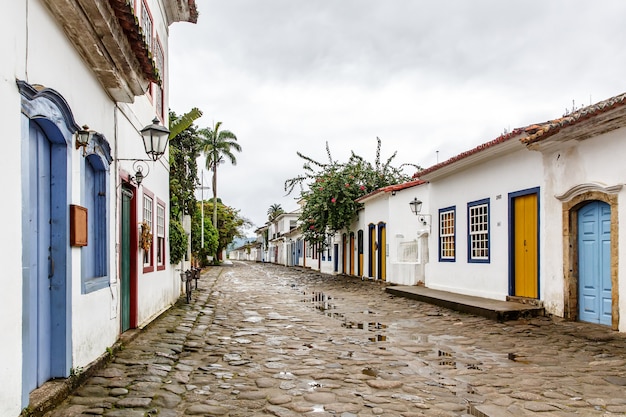 Ulica brazylijskiego miasta kolonialnego Paraty.