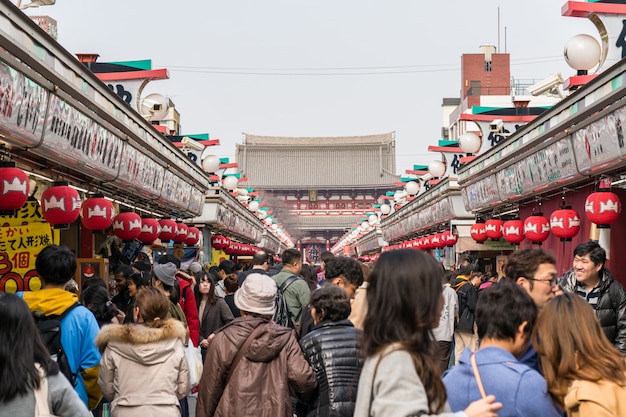 Ulica handlowa Nakamise w Asakusa i świątynia Sensoji z tłumem ludzi odwiedzających Senso-ji