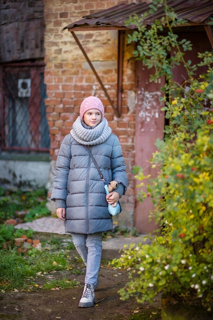 Ulica jesienny portret nastoletniej dziewczyny