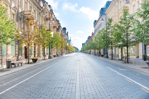 Ulica miasta z pustą drogą i porannym światłem w Europie, na Litwie, Wilno