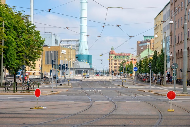 Zdjęcie ulica miejska z torami tramwajowymi w göteborgu w szwecji